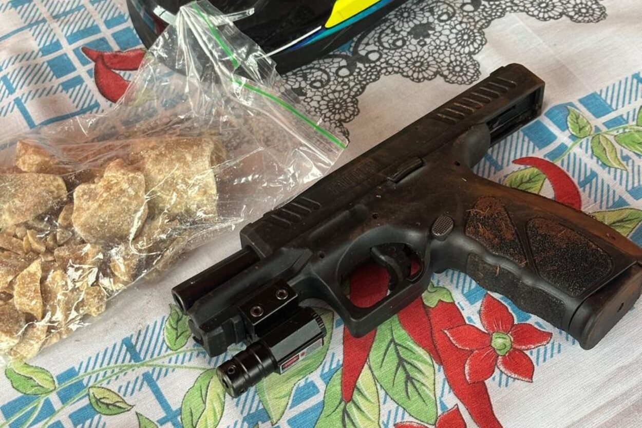 Arma e drogas são encontradas na casa de suspeito de tentativa de homicídio em Ouro Preto