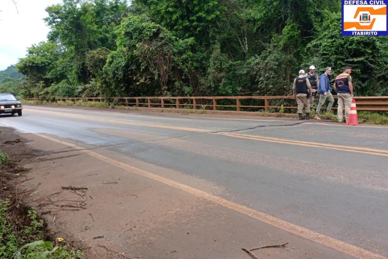 Rachadura em viaduto na BR-356 em Itabirito mobiliza Defesa Civil e DNIT; trânsito liberado, mas com sinalização