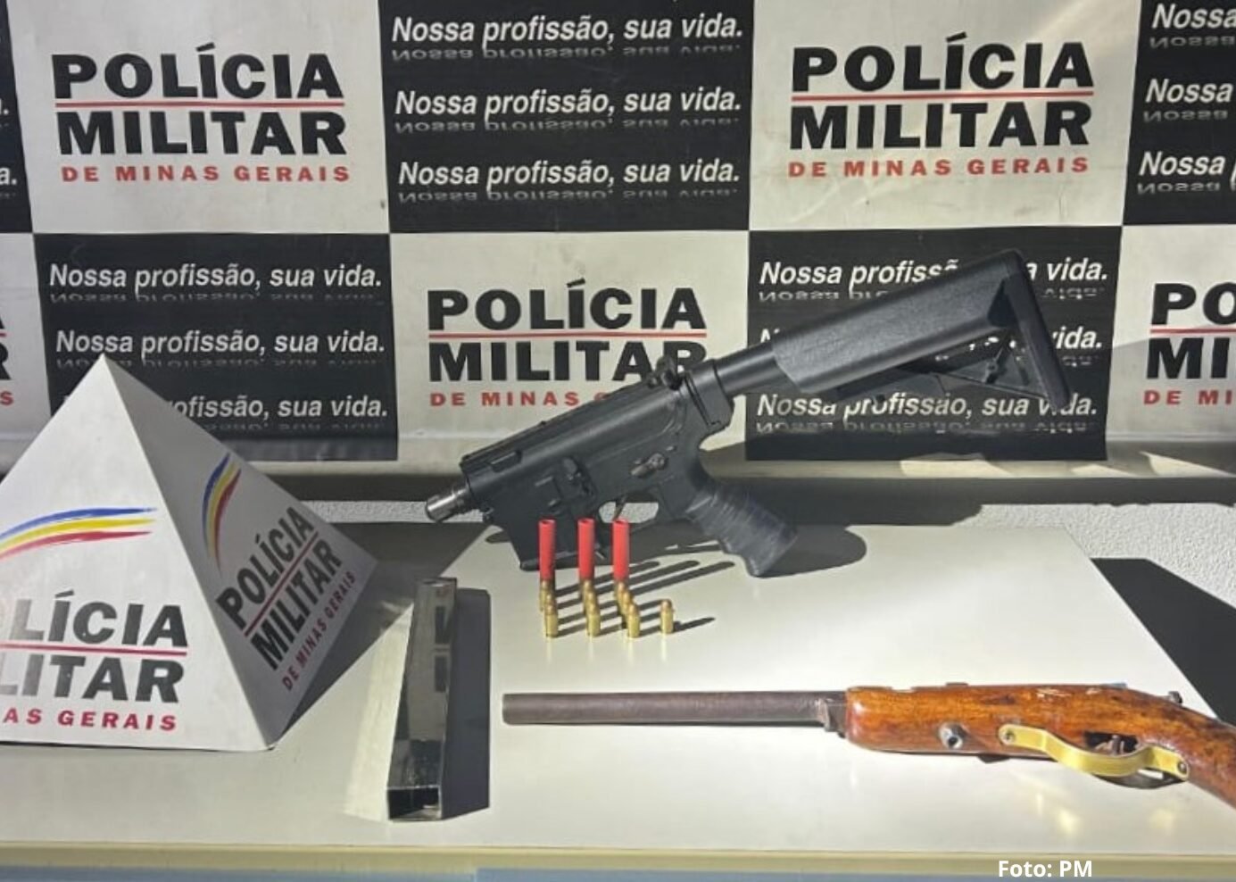 PM prende suspeito de roubo e apreende armas em Mariana