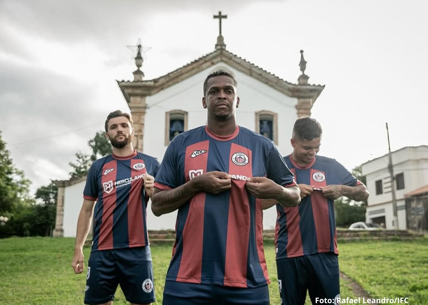 Itabirito FC apresenta novos uniformes em pontos históricos da cidade