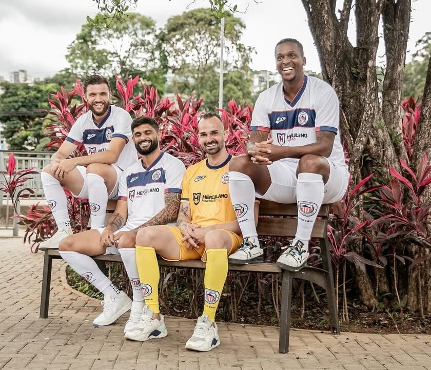 
Itabirito FC apresenta novos uniformes em pontos históricos da cidade