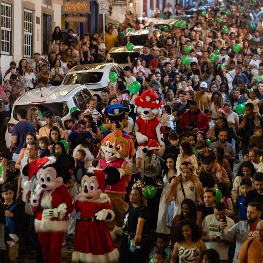 Em desfile memorável, mais de 5 mil pessoas participam de cortejo do Natal de Ouro Preto