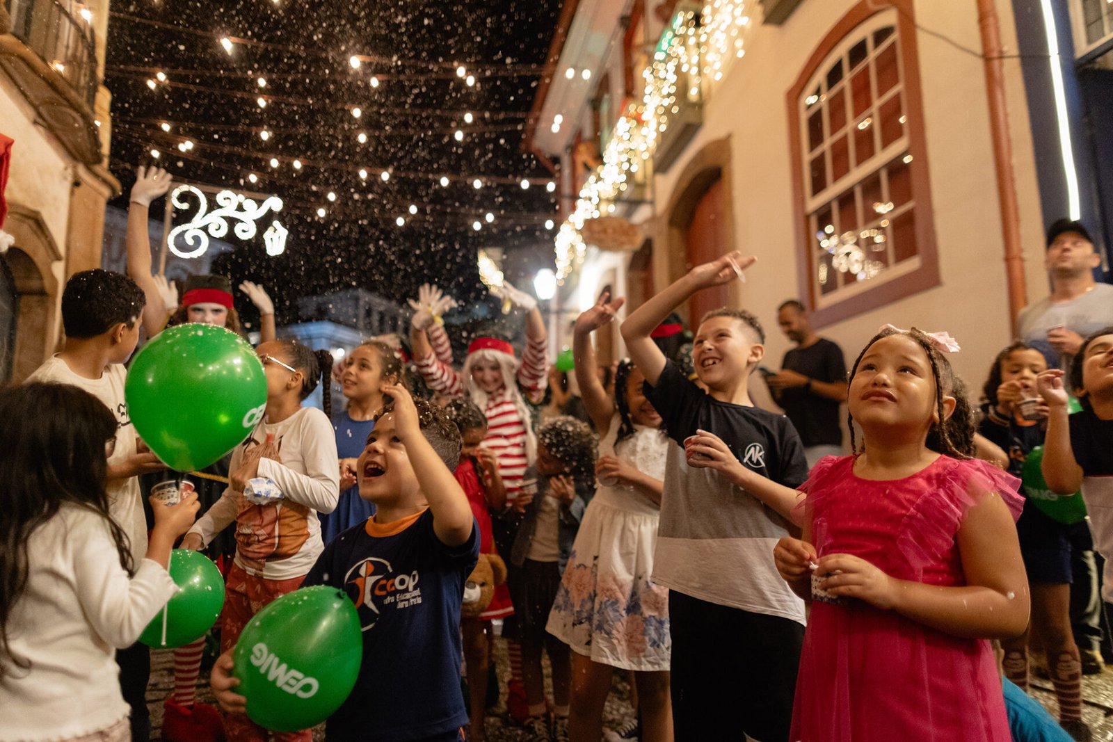 Neve em Ouro Preto: Cortejo Natalino percorre ruas históricas nesta sexta, com direito a neve, Papai Noel e Mickey; confira o trajeto