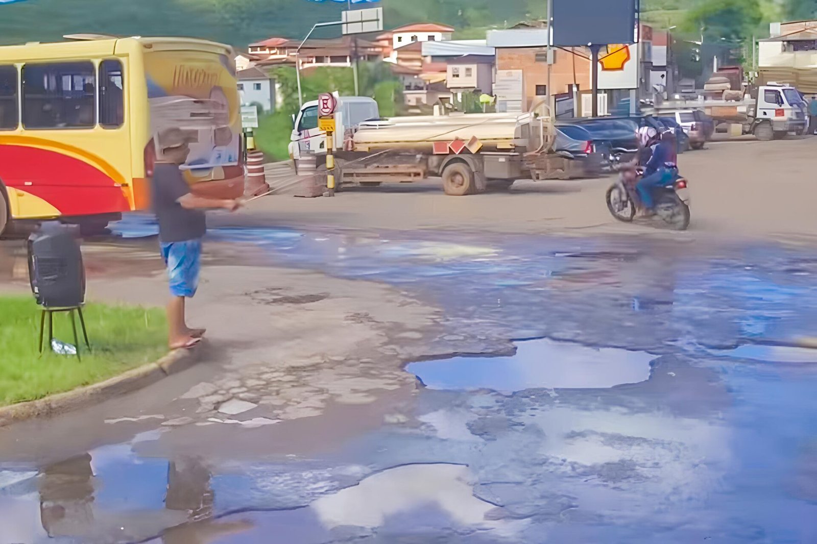 Protesto criativo em Mariana: Morador simula pesca em buracos para denunciar problemas no asfalto