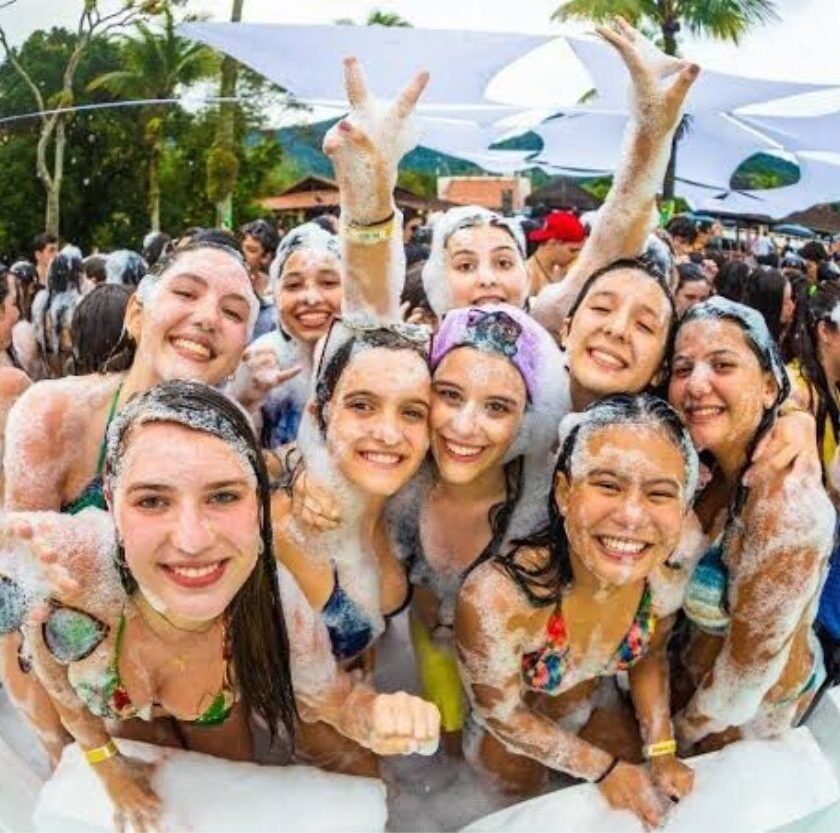 Pré-carnaval em Ouro Preto: Carna Espuma abre a folia universitária