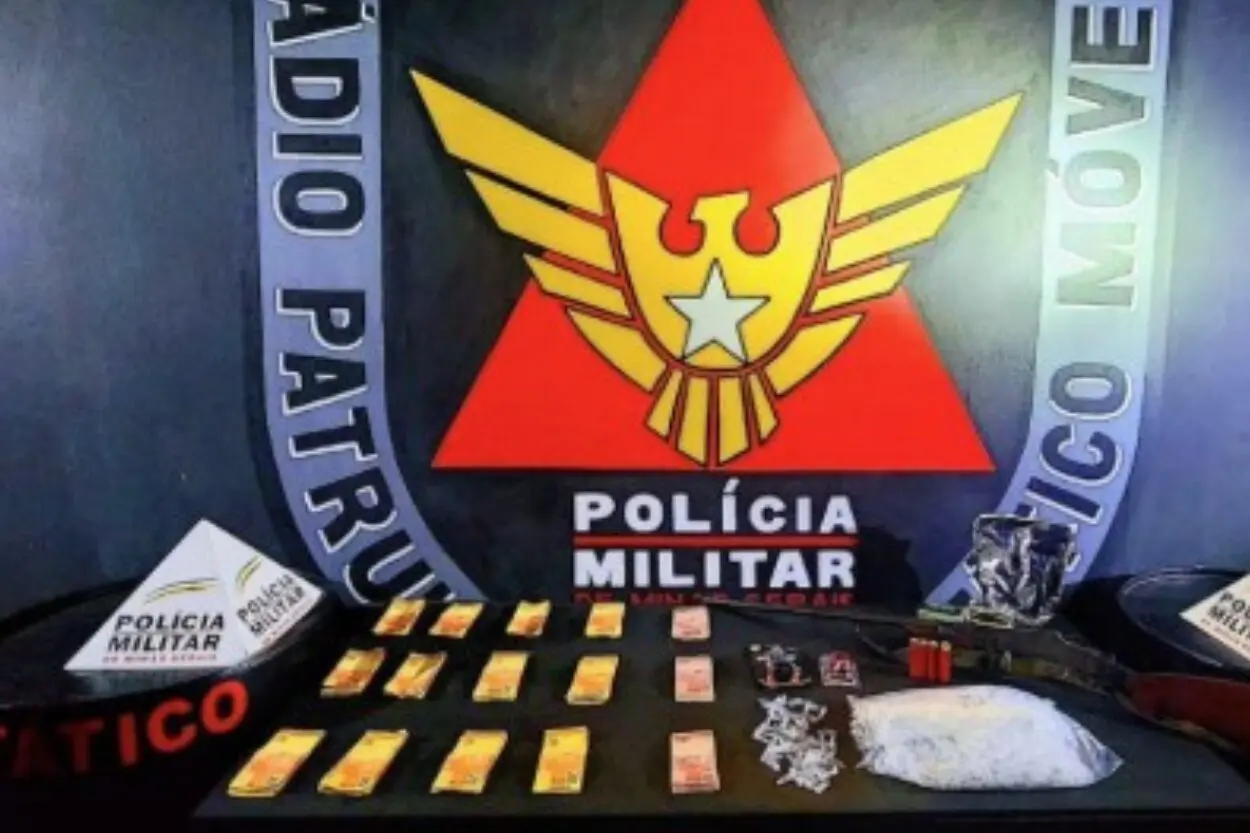 Suspeitos de tráfico fogem da operação, mas PM apreende drogas, espingarda e dinheiro em espécie