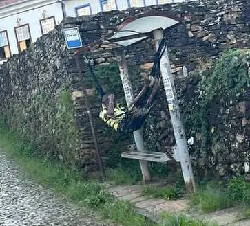 'Parada tranquila': homem instala rede em ponto de ônibus em Ouro Preto