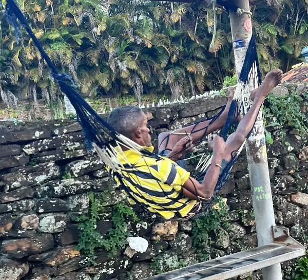 'Parada tranquila': homem instala rede em ponto de ônibus em Ouro Preto