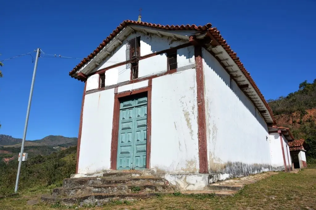 Capela com mais de 300 anos sofre vandalismo em Mariana; comunidade busca doações para reconstrução