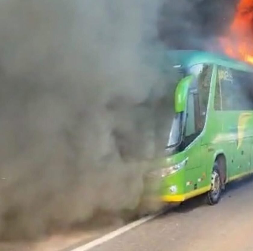 Ônibus da Pássaro Verde em chamas às margens de rodovia em Mariana