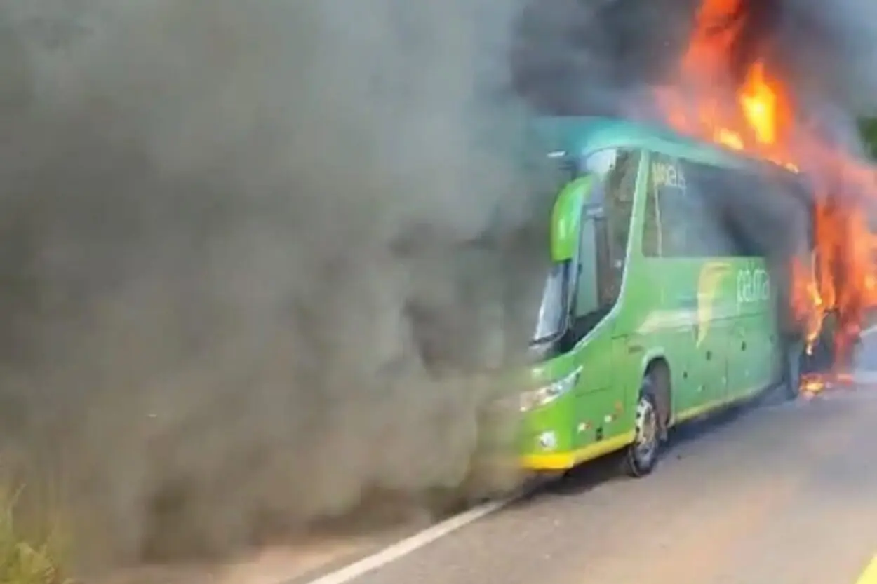 Ônibus da Pássaro Verde em chamas às margens de rodovia em Mariana