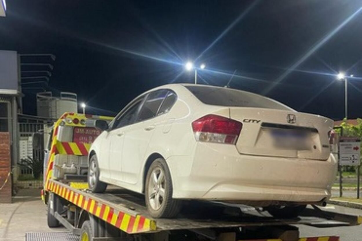 Carro clonado com drogas é apreendido durante abordagem em Ouro Preto