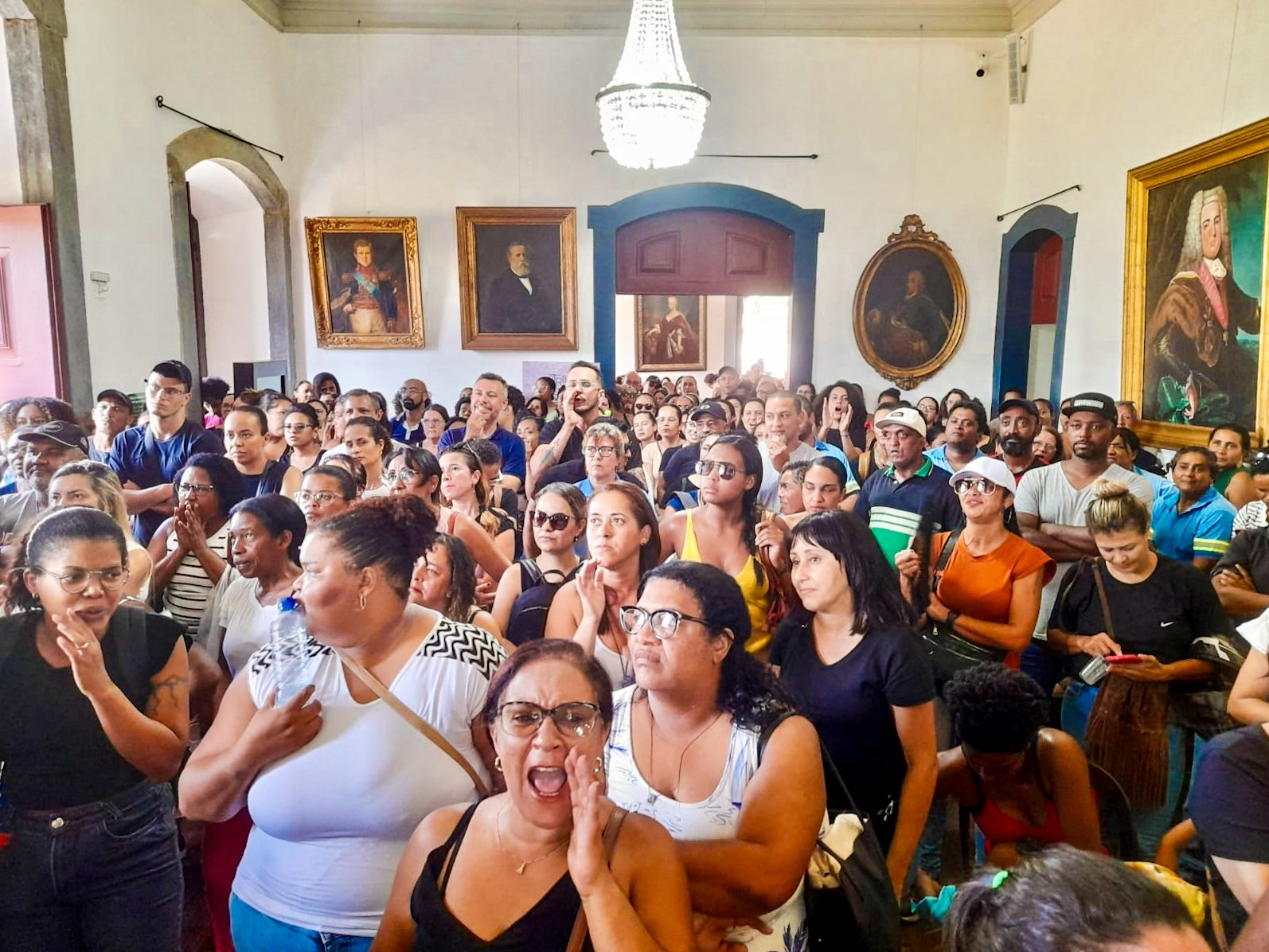 Servidores protestam contra reajuste, mas PL é aprovado em Mariana