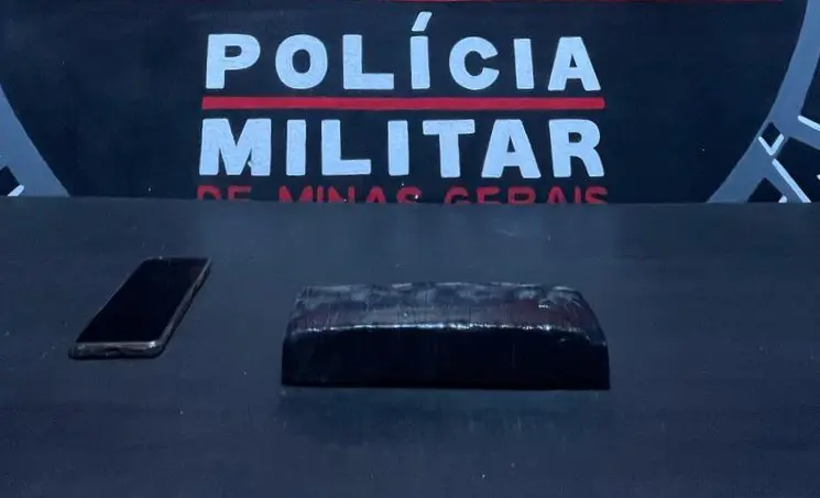 Carro clonado com drogas é apreendido durante abordagem em Ouro Preto