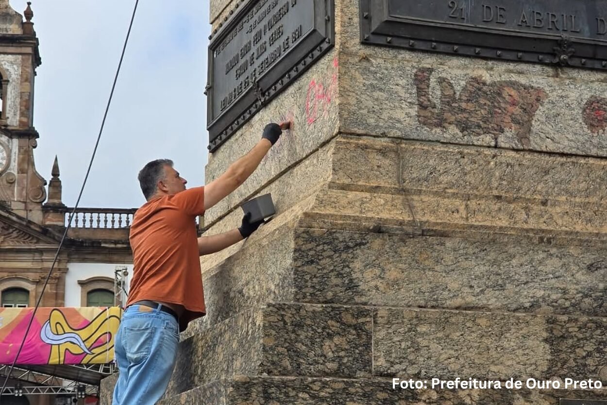 Monumento a Tiradentes vandalizado em Ouro Preto é restaurado