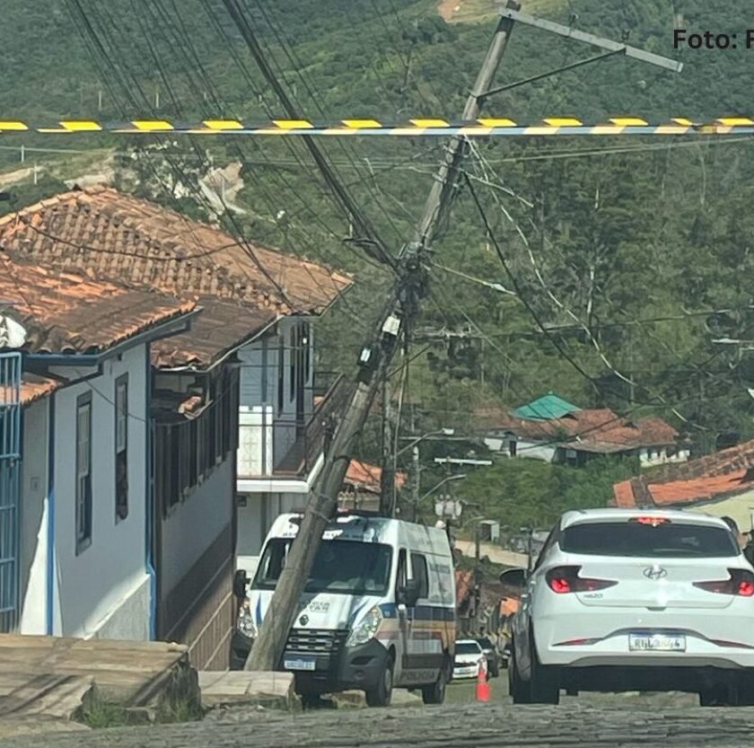Ouro Preto: Acidente com viatura interdita trânsito na Rua Dom Helvécio