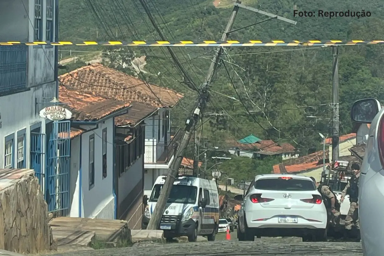 Ouro Preto: Acidente com viatura interdita trânsito na Rua Dom Helvécio