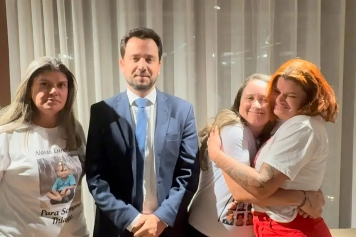 Ao lado atingidos, prefeito de Mariana comemora fim do julgamento na Inglaterra