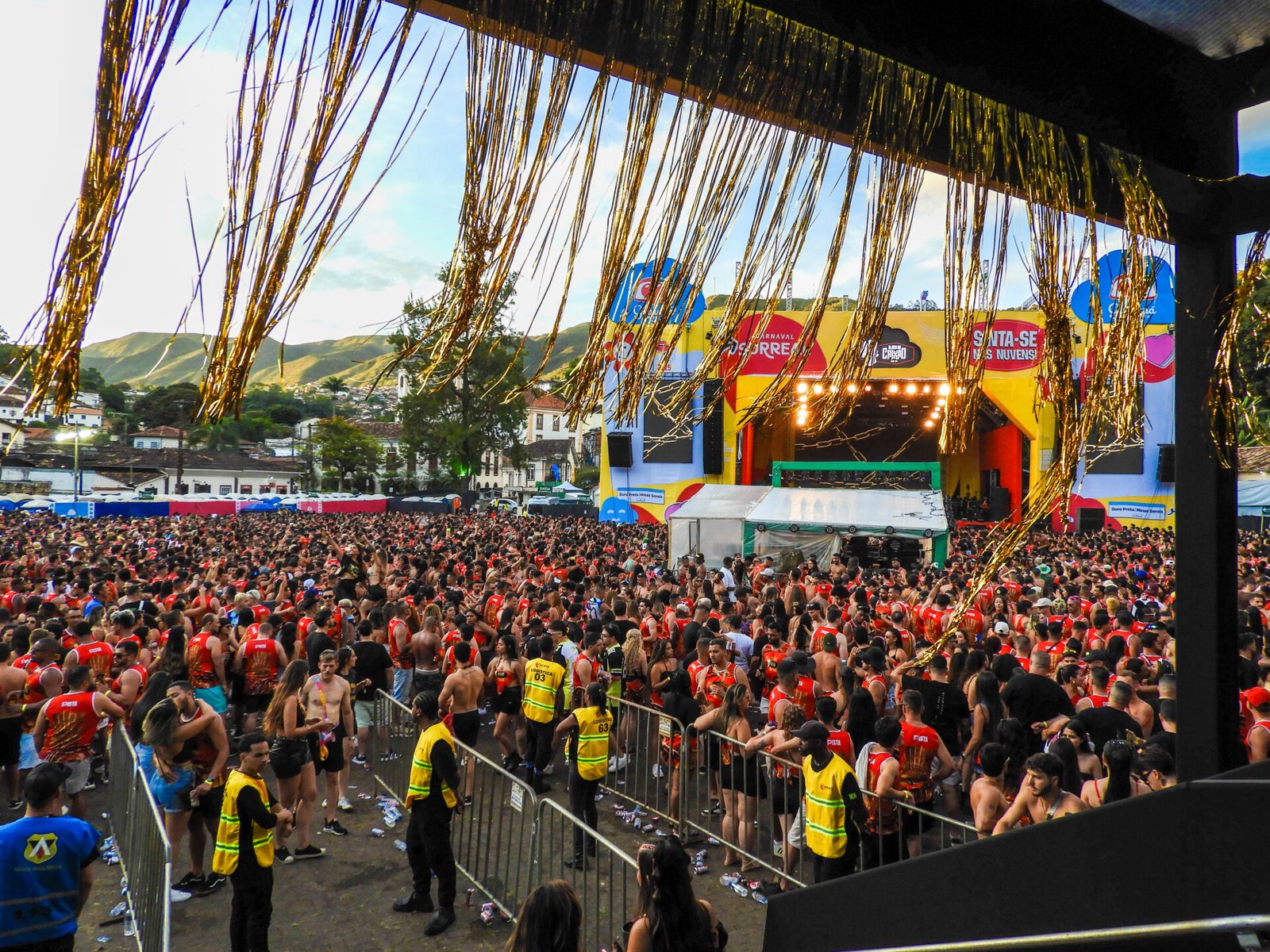 Bloco do Caixão inaugura Carnaval Universitário com super público