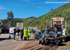 Três pessoas morrem em acidente entre carro e caminhão na BR-040, em Itabirito