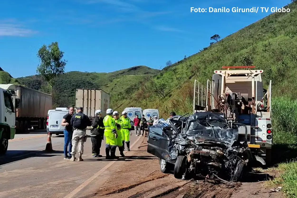 Três pessoas morrem em acidente entre carro e caminhão na BR-040, em Itabirito