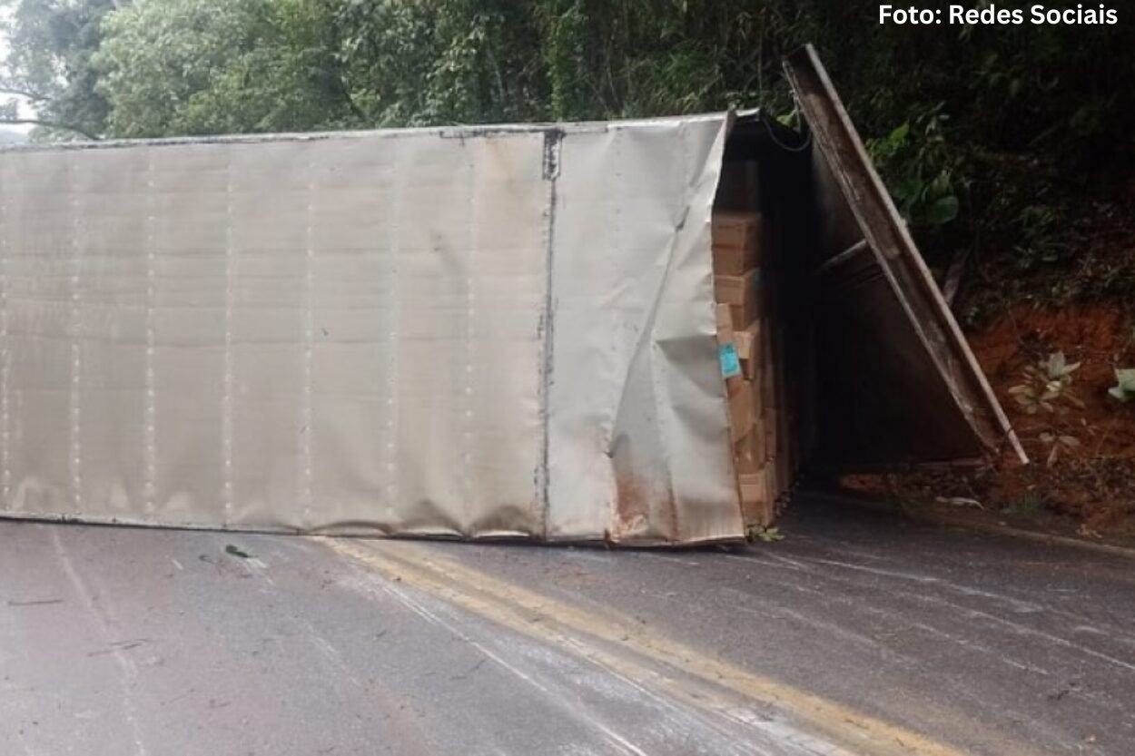 Carreta tomba e interdita MG-129 entre Ouro Preto e Ouro Branco