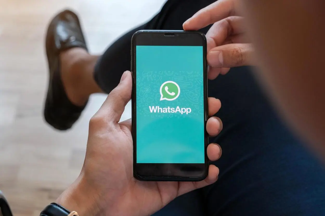 Justiça anula justa causa por figurinhas no WhatsApp e garante direitos a trabalhador em BH