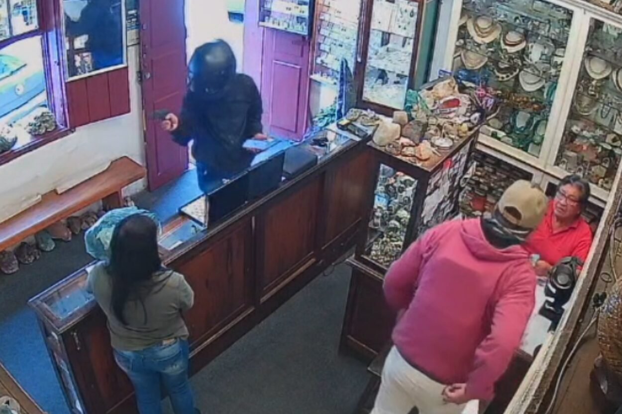 Câmeras flagram assalto à mão armada em uma joalheria no centro de Ouro Preto
