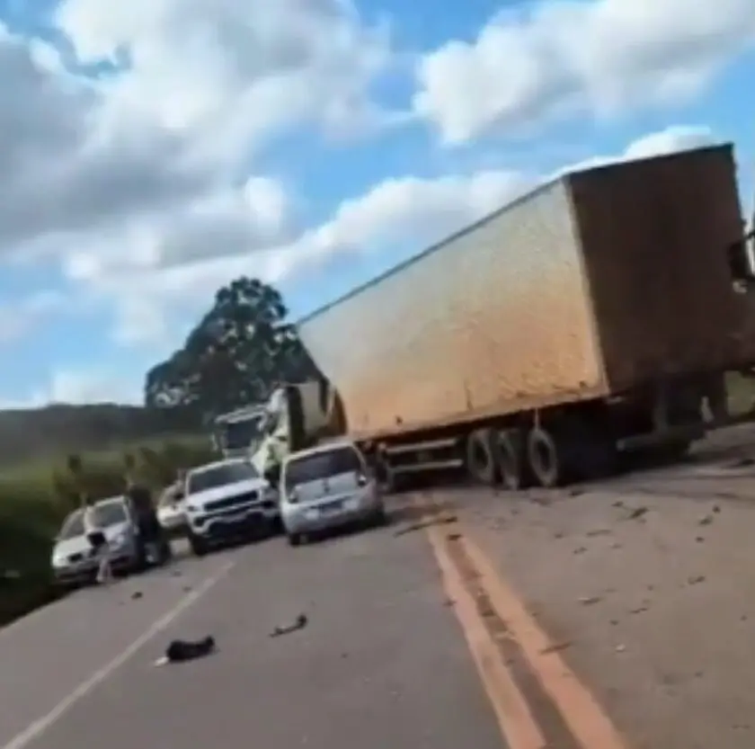 Grave acidente deixa duas pessoas feridas na BR-040, entre Nova Lima e BH