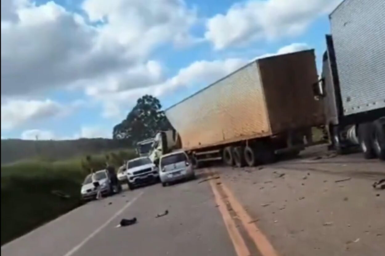 Grave acidente deixa duas pessoas feridas na BR-040, entre Nova Lima e BH