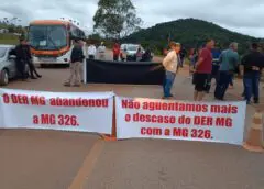 Protesto com 500 pessoas fecha rodovia MG-326 e cobra ação do DER-MG