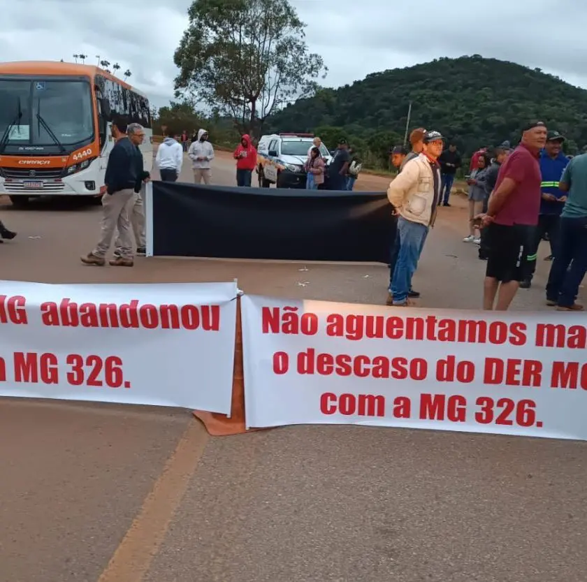 Protesto com 500 pessoas fecha rodovia MG-326 e cobra ação do DER-MG