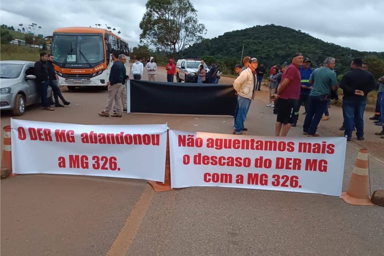 Protesto com 500 pessoas fecha rodovia MG-326 e cobra ação do DER-MG