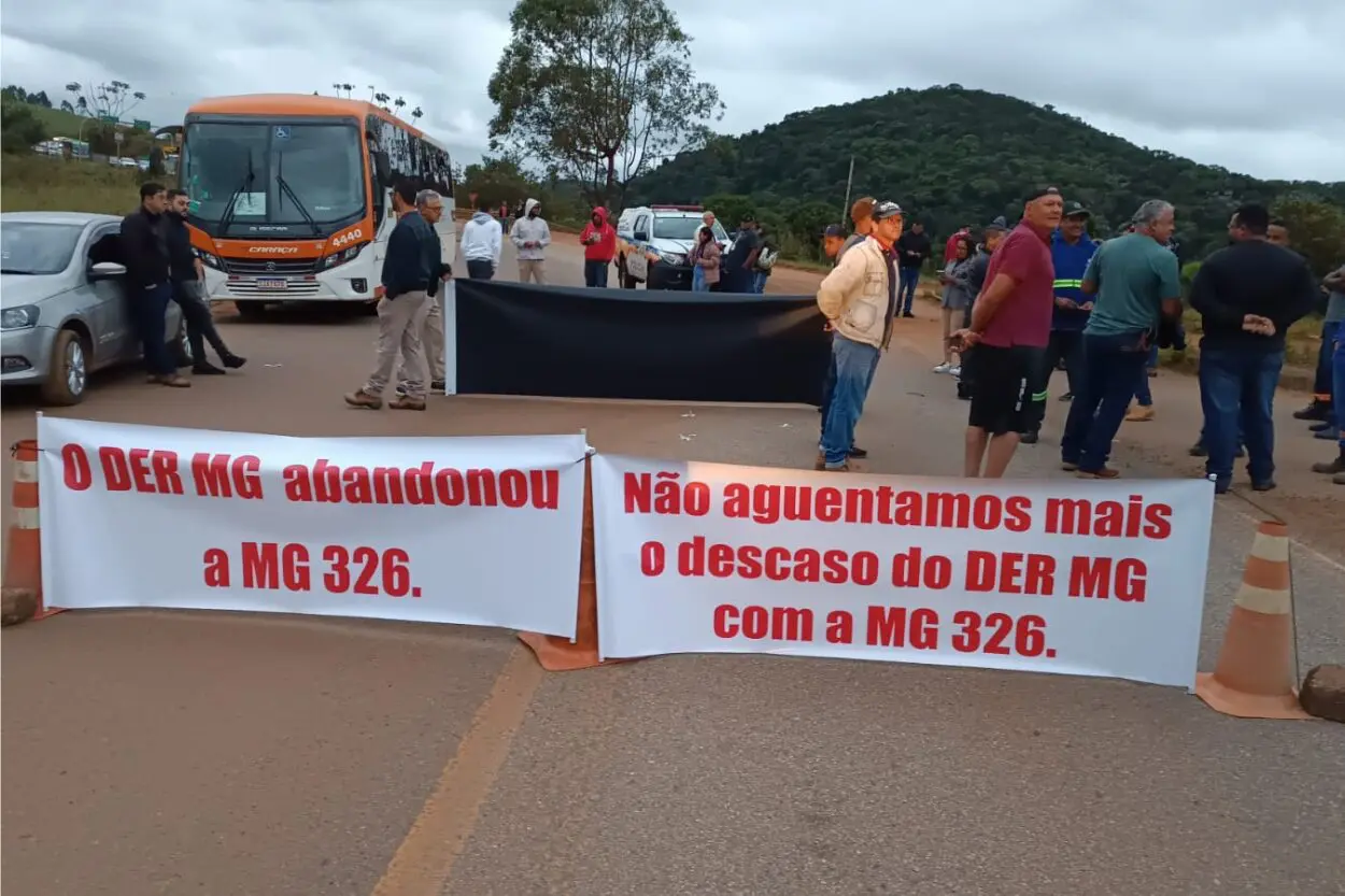 Protesto com 500 pessoas fecha rodovia MG-326 e cobra ação do DER-MG