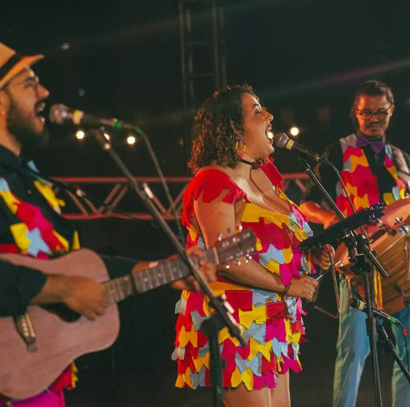 Músicos formados pela UFOP lançam música inédita, com clipe gravado na Festa do Pastel de Angu
