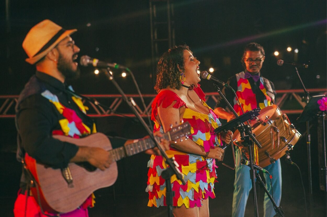 Músicos formados pela UFOP lançam música inédita, com clipe gravado na Festa do Pastel de Angu