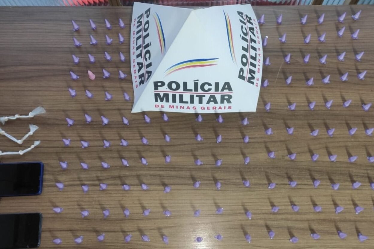 Suspeitos fogem, mas polícia apreende grande quantidade de cocaína e crack em Itabirito