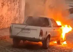Carro pega fogo no bairro Antônio Dias em Ouro Preto; veja