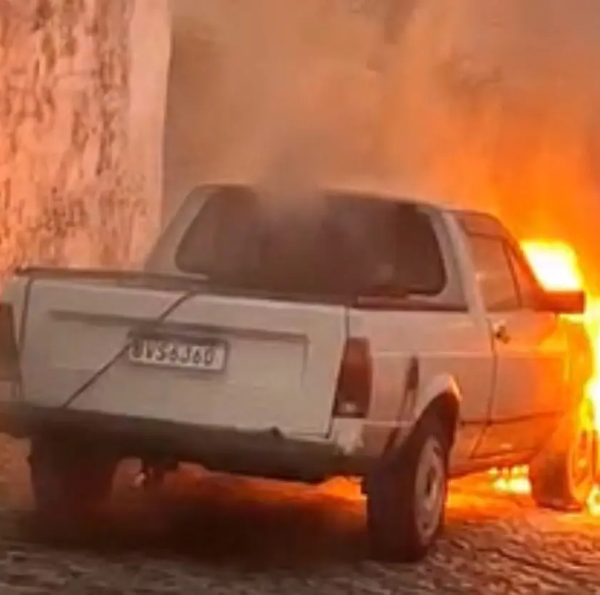Carro pega fogo no bairro Antônio Dias em Ouro Preto; veja