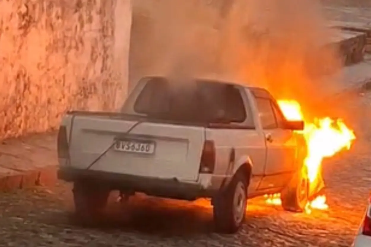 Carro pega fogo no bairro Antônio Dias em Ouro Preto; veja