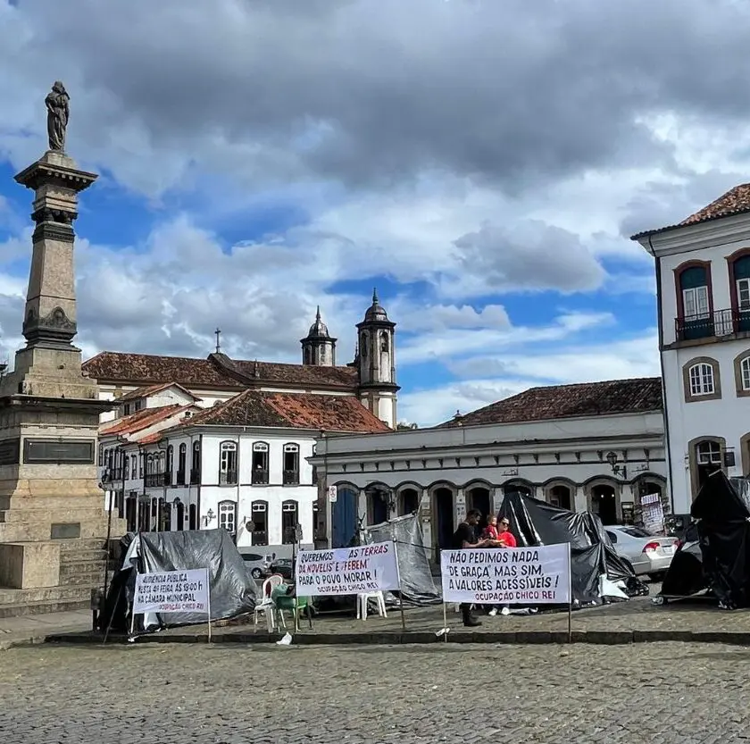 Integrantes da luta por moradia acampam na Praça Tiradentes, em Ouro Preto