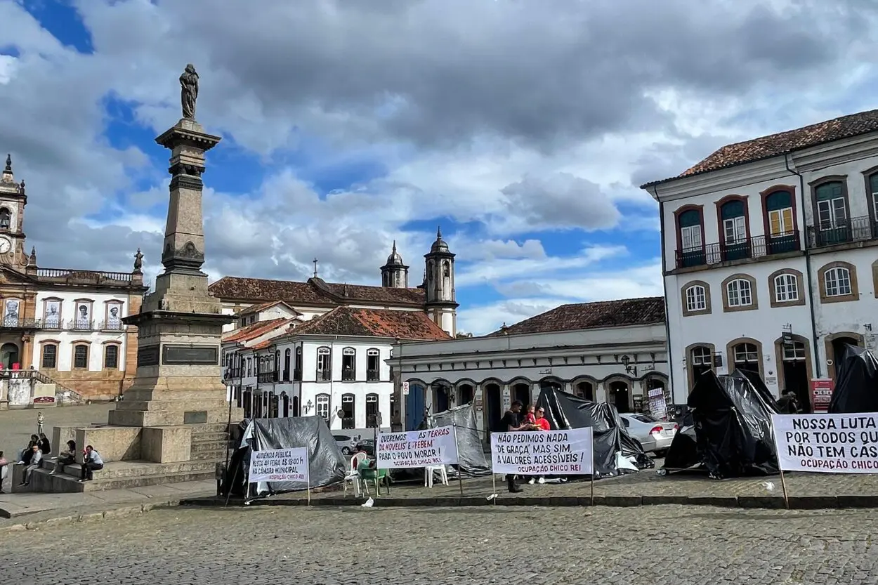 Integrantes da luta por moradia acampam na Praça Tiradentes, em Ouro Preto
