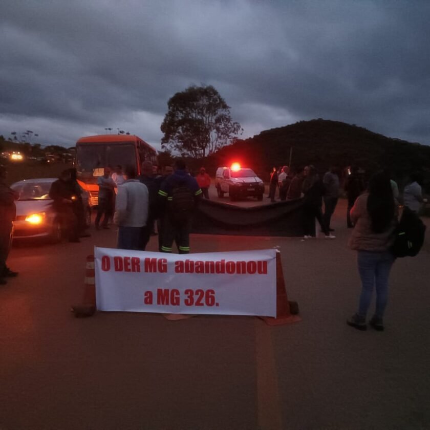 500 pessoas paralisam rodovia em protesto que denuncia abandono do DER-MG