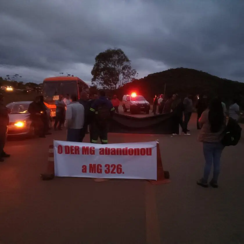 500 pessoas paralisam rodovia em protesto que denuncia abandono do DER-MG