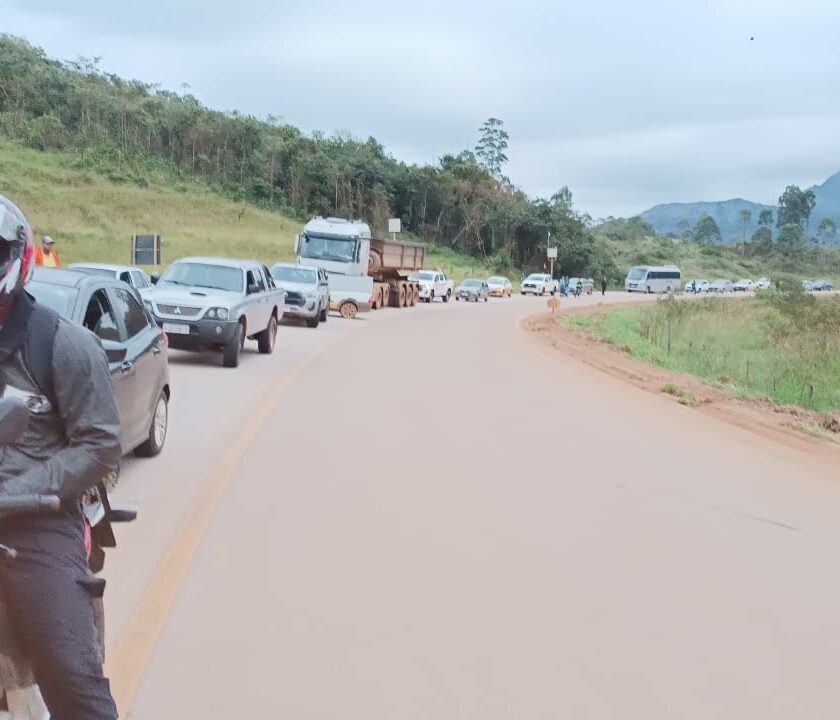 500 pessoas paralisam rodovia em protesto que denuncia abandono do DER-MG