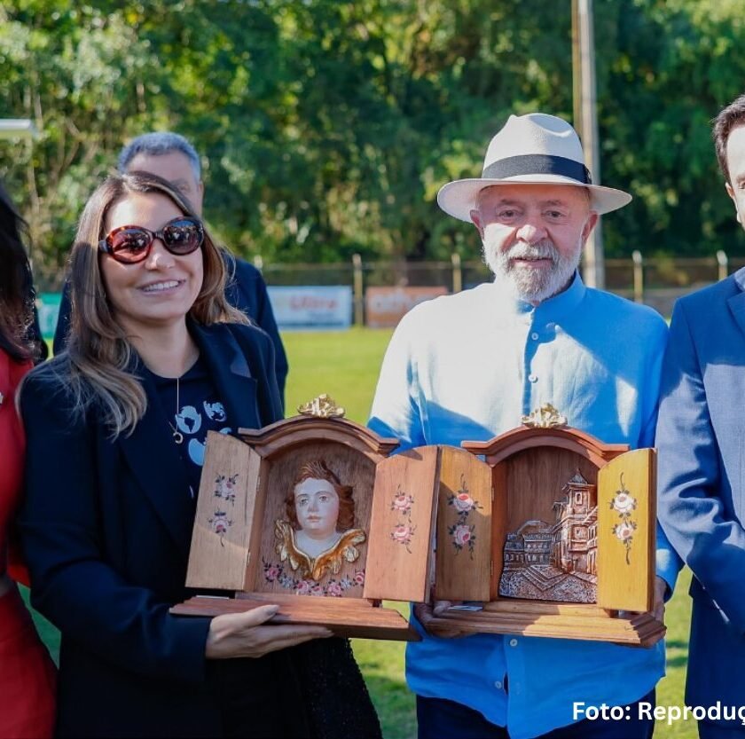 Lula e Janja recebem oratórios de artistas de Mariana