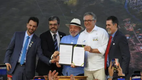 Lula assina protocolo para Hospital Universitário em Mariana