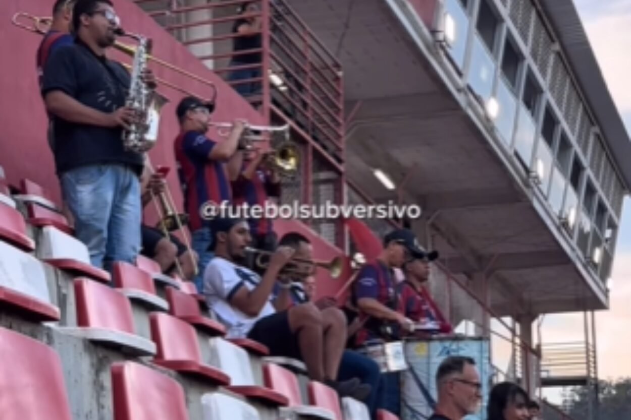 Torcida do Itabirito viraliza ao tocar 'marcha fúnebre' para jogador lesionado