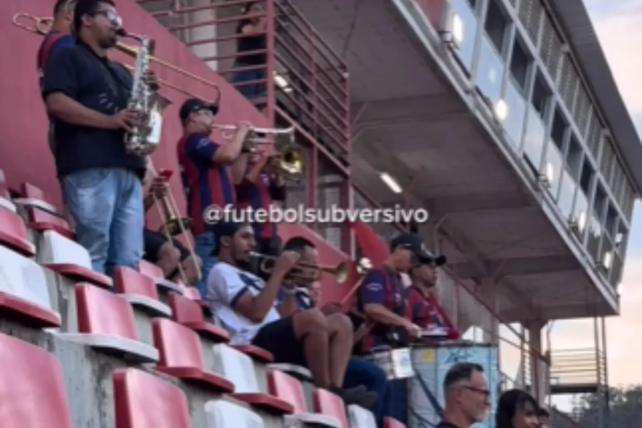 Torcida do Itabirito viraliza ao tocar 'marcha fúnebre' para jogador lesionado