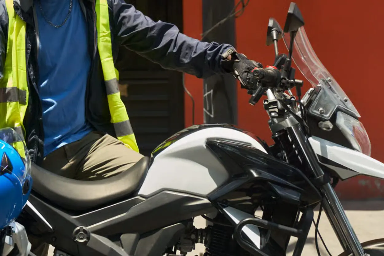 Homem que assediou motorista de aplicativo em moto é acusado por crime grave
